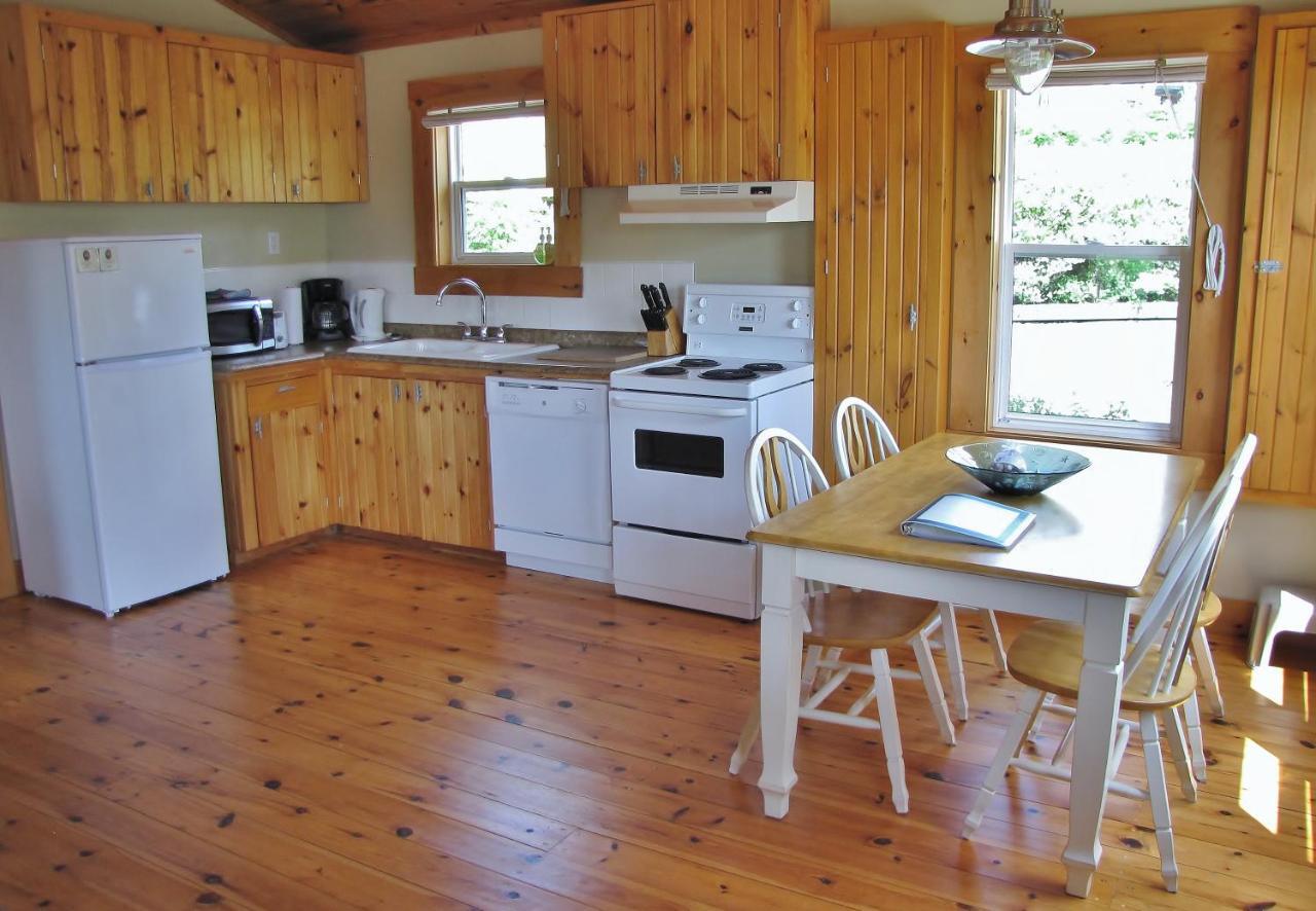Larinda'S Landing Oceanfront Cottages Халифакс Екстериор снимка