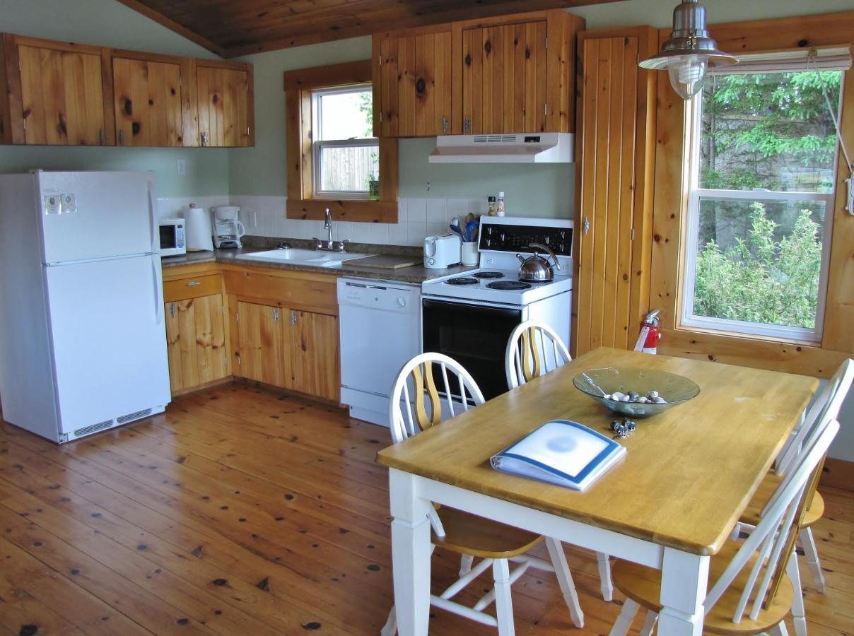 Larinda'S Landing Oceanfront Cottages Халифакс Екстериор снимка